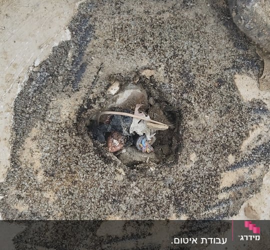חול ואבנים בתוך יריעה אטומה